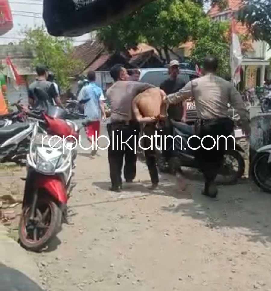 DIAMANKAN - Sejumlah petugas Polsek Tanggulangin mengamankan pelaku penipuan Imam Al Hafidz dari amukan warga saat ditangkap warga di Desa Ketegan, Kecamatan Tanggulangin, Sidoarjo kemarin.