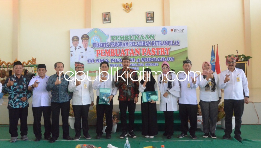 PELATIHAN - Bupati Sidoarjo Ahmad Muhdlor Ali didampingi Kepala SMAN 4 Sidoarjo, Imam Jawahir membuka pelatihan Pastry yang digelar Disnaker Pemkab Sidoarjo di Aula SMAN 4 Sidoarjo, Rabu (31/08/2022).