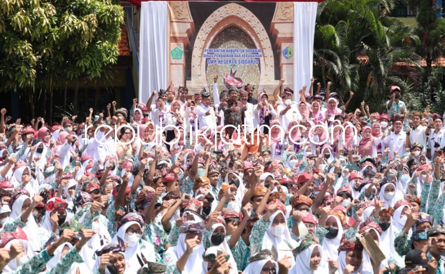 UDENG - Bupati Sidoarjo Ahmad Muhdlor Ali mengapresiasi SMPN 4 Sidoarjo yang memproduksi 1.300 Udeng Pacul Gowang, Rabu (31/08/2022).