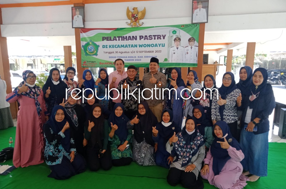 PELATIHAN - Anggota Komisi D DPRD Kabupaten Sidoarjo, Rizza Ali Fauzin memberi support (dorongan) kepada peserta pelatihan Pastry dan Spa Reflesiologi di Wonoayu, Kamis (01/09/2022).