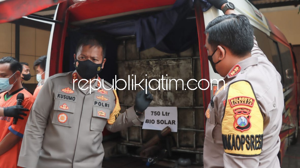 BBM - Kapolresta Sidoarjo Kombes Pol Kusumo Wahyu Bintoro menunjukkan dua tersangka pembelian BBM bersubsidi di SPBU Balongbendo, Sidoarjo beserta barang buktinya, Jumat (02/09/2022). 
