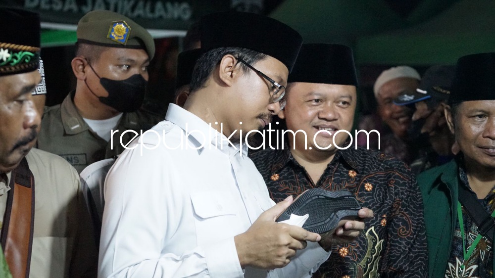PAMERAN UMKM - Bupati Sidoarjo, Ahmad Muhdlor Ali saat membuka Gelaran UMKM yang digelar MWC NU Prambon di lapangan Desa Jedongcangkring, Kecamatan Prambon, Kamis (01/09/2022) malam.