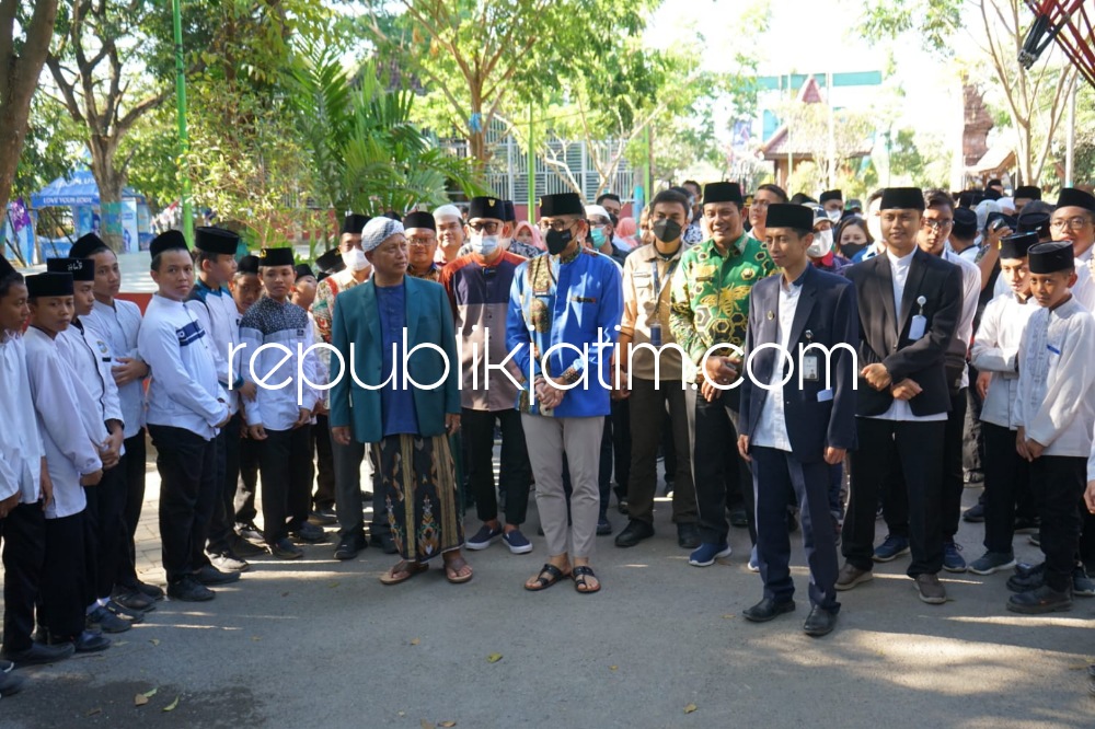 KUNJUNGAN - Menteri Pariwisata dan Ekonomi Kreatif (Menparekraf), Sandiaga Salahuddin Uno didampingi Wabup Sidoarjo Subandi menyambangi Ponpes Modern Al Amanah di Desa Junwangi, Kecamatan Krian, Sidoarjo, Jumat (02/09/2022) sore. 