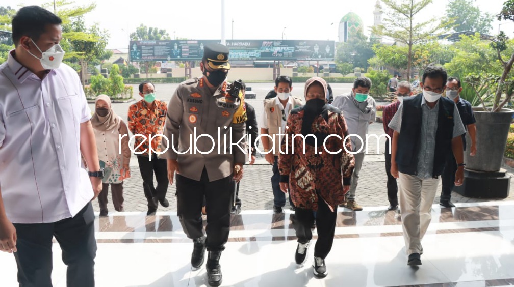 PERHATIAN - Mensos RI, Tri Rismaharini memberi perhatian khusus anak bawah umur yang sudah tiga kali dicabuli bapak tirinya mulai Mei 2022 di Polresta Sidoarjo, Minggu (04/09/2022).