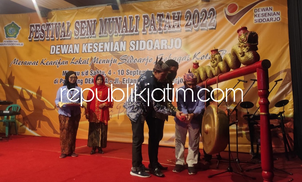 PEMBUKAAN - Kepala Dinsos Pemkab Sidoarjo Ahmad Misbahul Munir didampingi Wakil Ketua Komisi D DPRD Sidoarjo Zahlul Yussar dan Ketua Umum Dekesda Sidoarjo Ali Aspandi memukul gong tanda dibukanya Festival Munali Patah 2022, Minggu (04/08/2022) malam. 