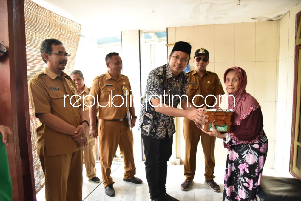 BAGIKAN - Bupati Sidoarjo Ahmad Muhdlor Ali dan Kepala Dinsos Ahmad Misbahul Munir mengirim langsung makanan gratis ke warga Desa Balongdowo dan warga Desa Ngampelsari, Kecamatan Candi, Sidoarjo, Senin (05/09/2022).