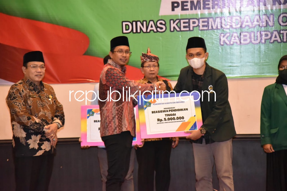 LAUNCHING - Bupati Sidiagio Ahmad Muhdlor Ali melaunching program 10.000 beasiswa pendidikan di The Sun Hotel, Sidoarjo, Selasa (06/09/2022).