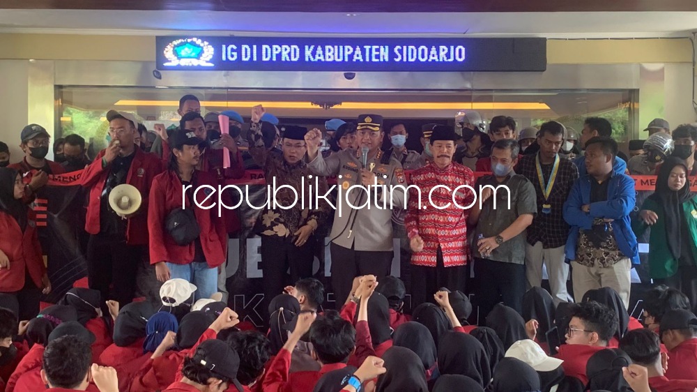PENGAMANAN - Kapolresta Sidoarjo Kombes Pol Kusumo Wahyu Bintoro mengamankan aksi demo menolak kenaikan harga BBM yang disuarakan IMM, BEM Umsida dan PMII Sidoarjo di depan DPRD Sidoarjo, Selasa (06/09/2022). 
