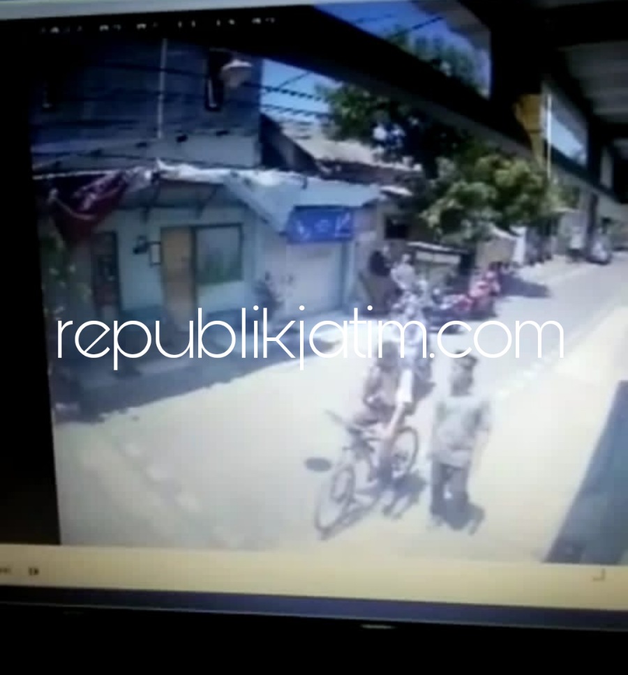 TEREKAM - Aksi perampasan dengan korban pelajar MTs, CEL (15) warga Kecamatan Gedangan, Sidoarjo terekam CCTV, Jumat (02/09/2022).