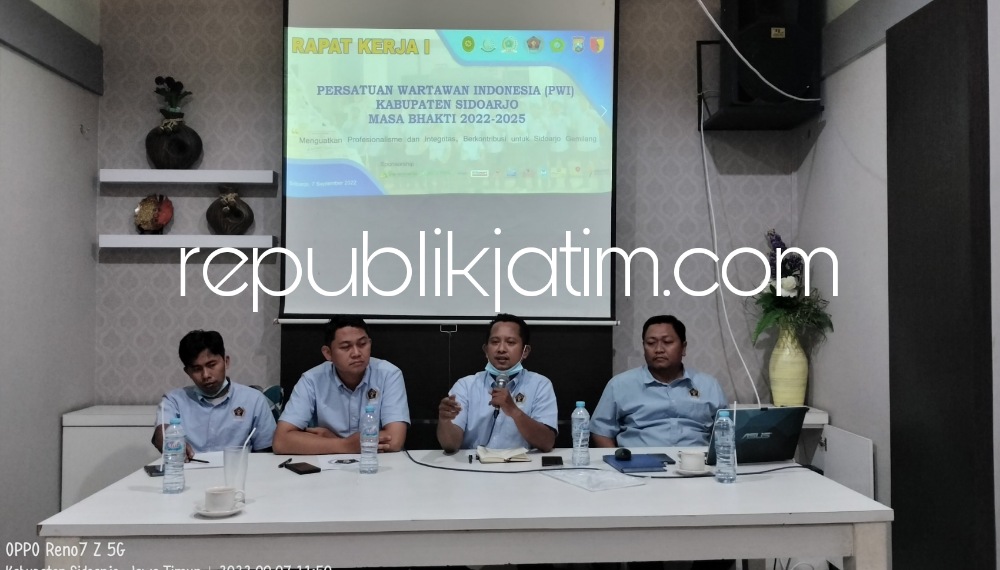 RAKER - Usai Dilantik dua pekan lalu, kini Pengurus Persatuan Wartawan Indonesia (PWI) Sidoarjo masa bhakti 2022-2025 menggelar Rapat Kerja (Raker) I merumuskan program kerja satu tahun di Resto Lesehan Joyo TPI, Sidoarjo, Rabu (07/09/2022). 