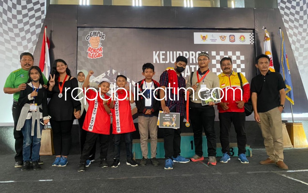 JUARA - Kontingen Catur Sidoarjo berhasil meraih 6 medali dalam Kejuaraan Provinsi Catur Jawa timur yang digelar di GOR Jayabaya Kota Kediri selama tiga hari mulai Jumat (02/09/2022) sampai Minggu (04/09/2022).