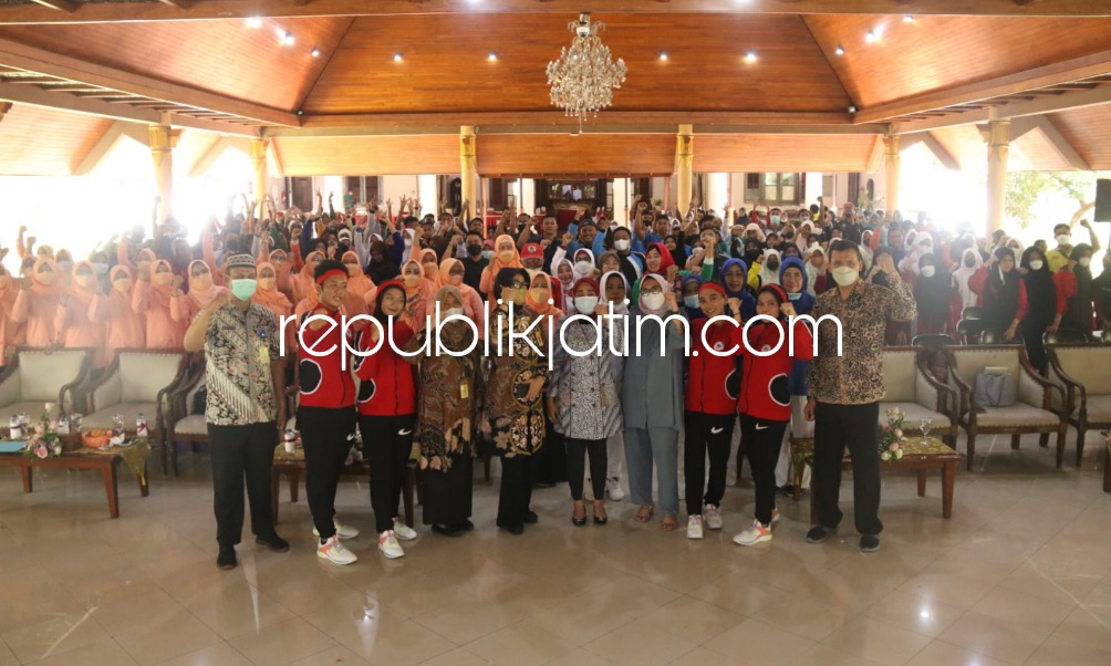 GENERASI BUGAR - Ketua Yayasan Jantung Sidoarjo, dr Sriatun membuka acara Hari Olah Raga Nasional (Haornas) ke 39 Tahun 2022 dengan menggelar Seminar Bugar Bersama Milenial di Pendopo Delta Wibawa, Kamis (08/09/2022). 