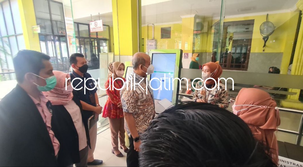 TINJAU - Direktur Teknologi Informasi BPJS Kesehatan, Edwin Aristiawan meninjau langsung pemanfaatan antrean online di RS Anwar Medika, Kamis (08/09/2022).