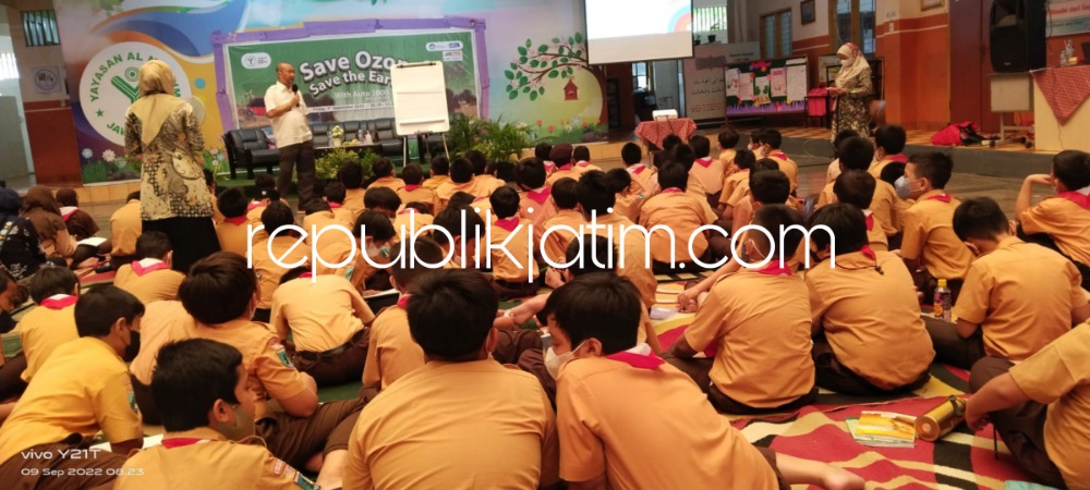 PAPARAN - Service Manager Auto 2000 JL A Yani, Hendy Surja Setijawan menyampaikan paparan materi soal ozon dan uji emisi di Aula SD Al Muslim JL Raya Wadungasri 39F, Kecamatan Waru, Sidoarjo, Jumat (09/09/2022). 