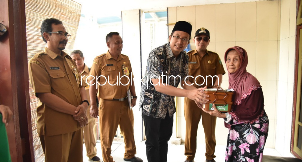 MAKAN GRATIS - Kepala Dinas Sosial (Dinsos) Pemkab Sidoarjo, Ahmad Misbahul Munir memastikan akan mengevaluasi menu makanan setiap 10 hari sekali untuk menjaga mutu dan gizi makanan yang diberikan kepada 730 lansia penerima bantuan makan gratis itu.