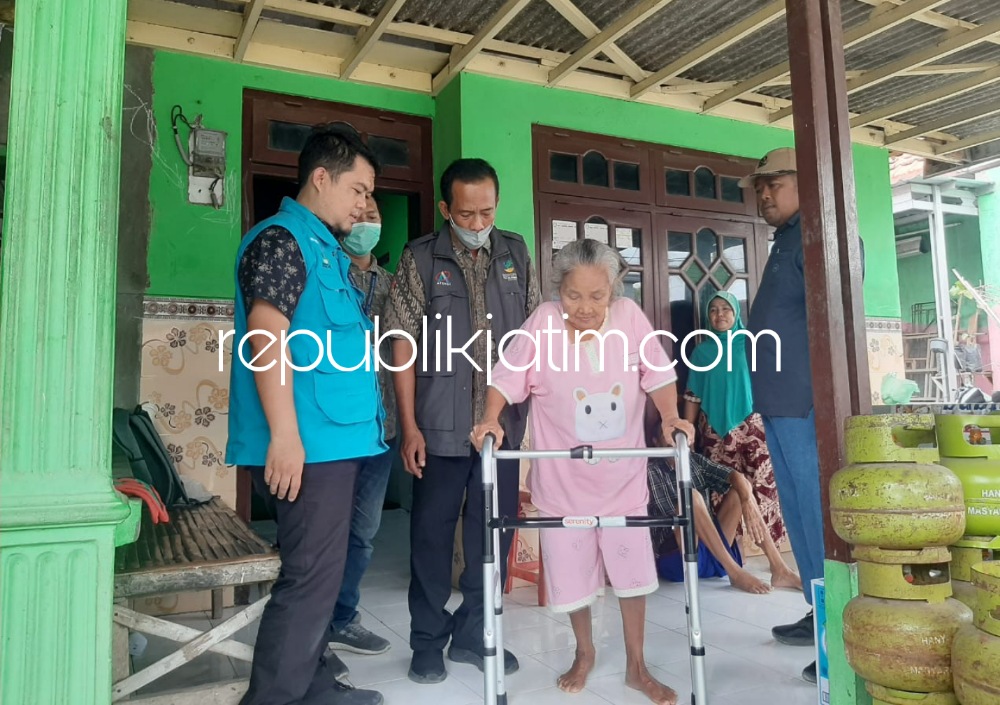 BANTUAN - Keluarga pasutri Ngatimen dan Salamah yang lumpuh menahun asal Desa Watesari, Kecamatan Balongbendo, Sidoarjo menerima bantuan alat bantu jalan (walker) dan modal usaha dari Kemensos RI, Tri Rismaharini, Jumat (09/09/2022).