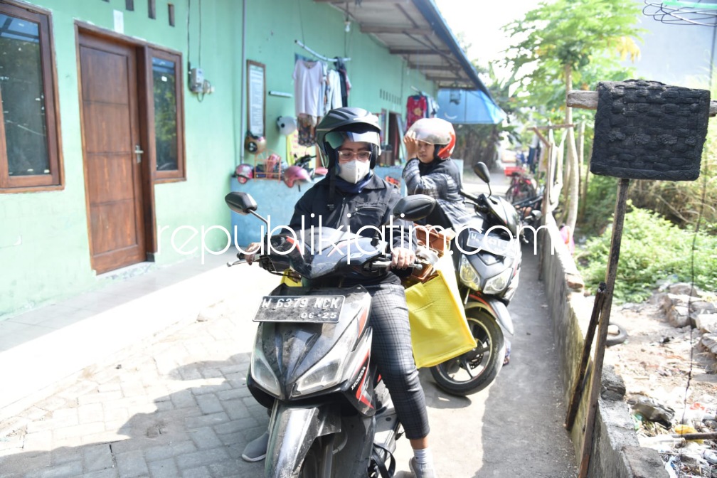 KIRIM - Eny pemilik Catering Dapur Bu Eny siap mengirim rangsum makanan untuk 30 lansia yang tinggal di Kecamatan Kota Sidoarjo, Sabtu (10/09/2022).
