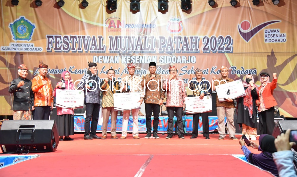 PENUTUPAN - Ketua Dewan Kesenian Sidoarjo Ali Aspandi dan Bupati Sidoarjo Ahmad Muhdlor Ali memberikan penghargaan kepada 5 seniman dalam penutupan Festival Seni Munali Patah di halaman parkir MPP Sidoarjo, Sabtu (11/09/2022) malam.