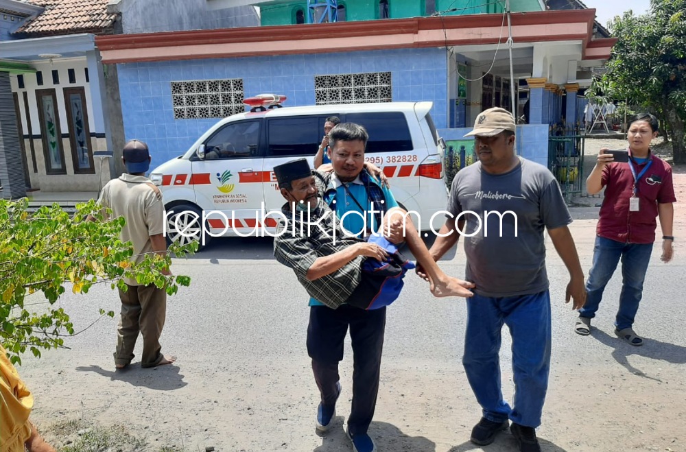 BEROBAT - Ngatemin (Tomo) warga Desa Watesari, Kecamatan Balongbendo, Sidoarjo berhasil dirayu untuk dibawa berobat ke rumah sakit oleh Tim Kemensos RI Dr Soeharso Solo dan Margo Laras Pati didampingi Kades Watesari, Sabtu (10/09/2022).
