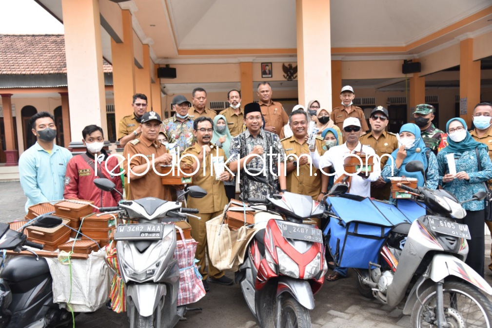 MAKAN GRATIS - Bupati Sidoarjo Ahmad Muhdlor Ali, Kepala Dinsos Ahmad Misbahul Munir dan pelaku UMKM yang bakal mengirim makanan gratis bagi lansia di Desa Balongdowo, Kecamatan Candi, Sidoarjo pekan lalu.