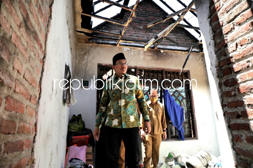 BERI BANTUAN - Bupati Sidoarjo Ahmad Muhdlor Ali (Gus Muhdlor) memberi bantuan kepada janda anak satu warga Desa Kepadangan, Kecamatan Tulangan, Sidoarjo yang rumahnya terbakar akibat korsleting listrik, Senin (12/09/2022). 