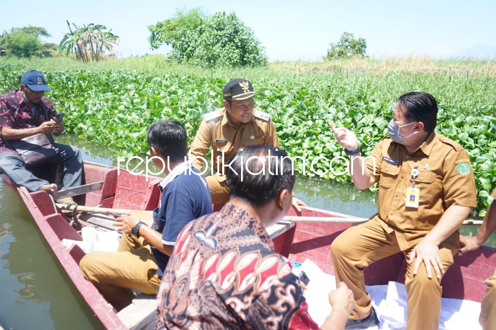ENCENG GONDOK - Wabup Sidoarjo, Subandi bersama Dinas PUBM dan SDA, DLHK Pemkab Sidoarjo, Kasie Pembangunan Kecamatan Waru, Kades Tambakrejo dan jajaran menggelar sidak aliran Sungai Buntung, Desa Tambakrejo, Kecamatan Waru, Sidoarjo, Senin (12/09/2022). 