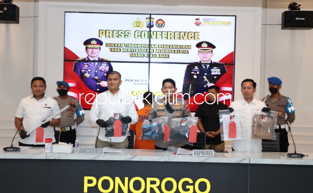 TERSANGKA - Kapolda Jawa Timur , Irjen Pol Nico Afinta didampingi Kapolres Ponorogo AKBP Catur C Wibowo saat jumpa pers dengan kru media di halaman Polres Ponorogo untuk penetapan dua tersangka kasus tewasnya santri Ponpes Gontor, Senin (12/09/2022). 