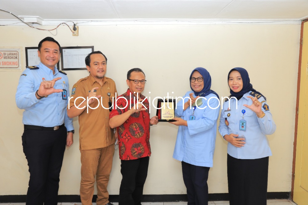 KUNJUNGAN - Kanwil Kemenkumham Jatim berkomitmen memberikan layanan kepada masyarakat dalam memenuhi kebutuhan informasi publik. Salah satu upaya nyata ini dengan menggandeng Komisi Informasi (KI) Provinsi Jatim, Selasa (13/08/2022).