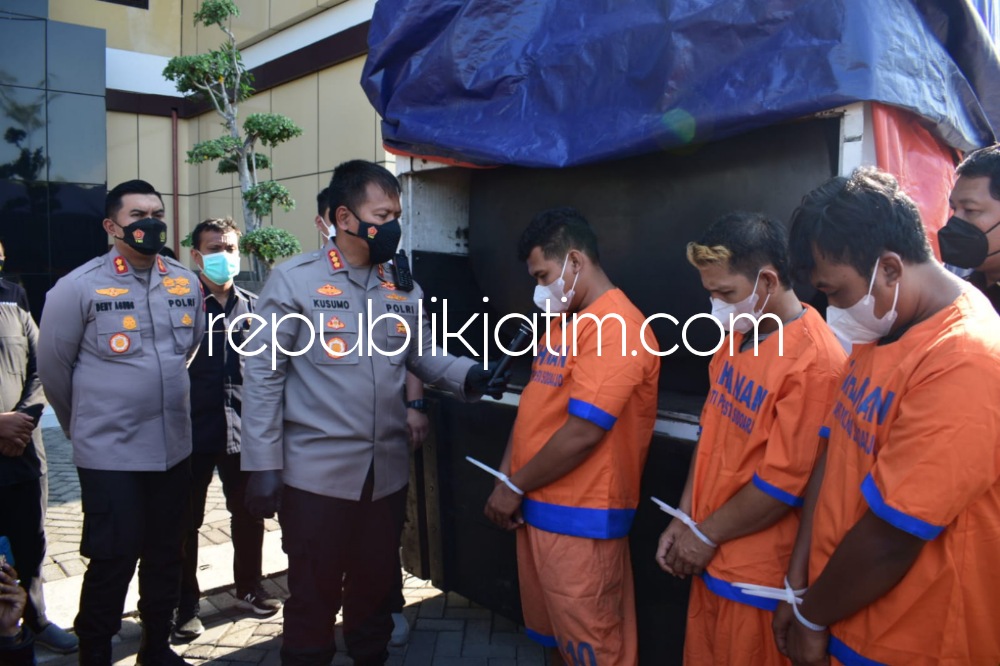 DIKELER - Sedikitnya tiga tersangka penyalahgunaan BBM bersubsidi bio solar saat dikeler polisi dan sejumlah barang bukti lainnya di Polresta Sidoarjo, Rabu (14/09/2022).