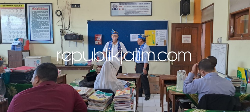 PERKENALAN - Guru tamu asal Tokyo, Jepang, Terada Kosuke disambut dan diperkenalkan guru kepada siswa dan siswi Smamita dengan mengenakan Udeng Pacul Gowang dan Syall, Rabu (14/09/2022).
