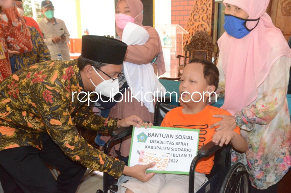 SERAHKAN - Bupati Sidoarjo Ahmad Muhdlor Ali menyerahkan bansos bagi penyandang disabilitas berat di Pendopo Kecamatan Waru, Sidoarjo, Kamis (15/09/2022).