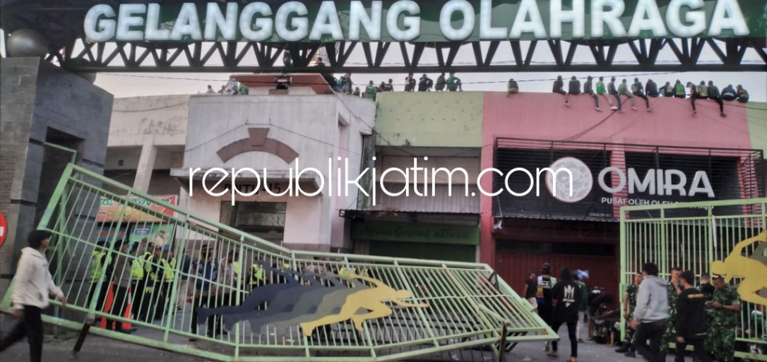 RUSAK - Pintu Gerbang B Stadion Gelora Delta Sidoarjo dirusak penonton yang hendak menyaksikan pertandingan Persebaya lawan Rans FC, Kamis (15/09/2022) petang.