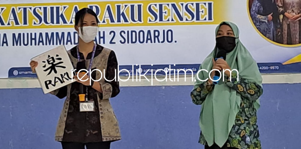 GURU - Siswa dan guru SMA Muhammadiyah 2 (Smamda) Sidoarjo menyambut kedatangan guru tamu asal Jepang, Takatsuka Raku di auditorium Smamda, Kamis (15/09/2022).