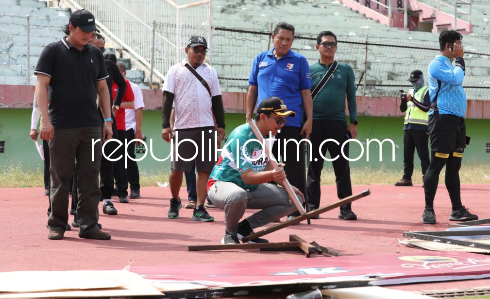 CEK - Bupati Sidoarjo Ahmad Muhdlor dan Kepala Disporapar Pemkab Sidoarjo, Djoko Supriyadi mengecek kerusakan beberapa fasilitas serta sarana dan prasarana Gelora Delta Sidoarjo yang dirusak Bonek saat laga Persebaya melawan Rans FC, Jumat (16/09/2022).