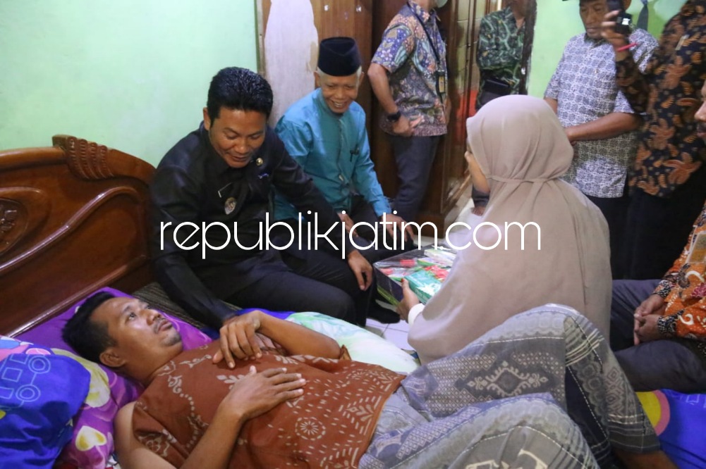 JENGUK - Wabup Sidoarjo Subandi menjenguk Nur Rahman (44) warga Desa Pagerwojo, Kecamatan Buduran, Sidoarjo yang terbaring di kasurnya karena sakit selama 2,5 bulan terakhir, Jumat (16/09/2022). 