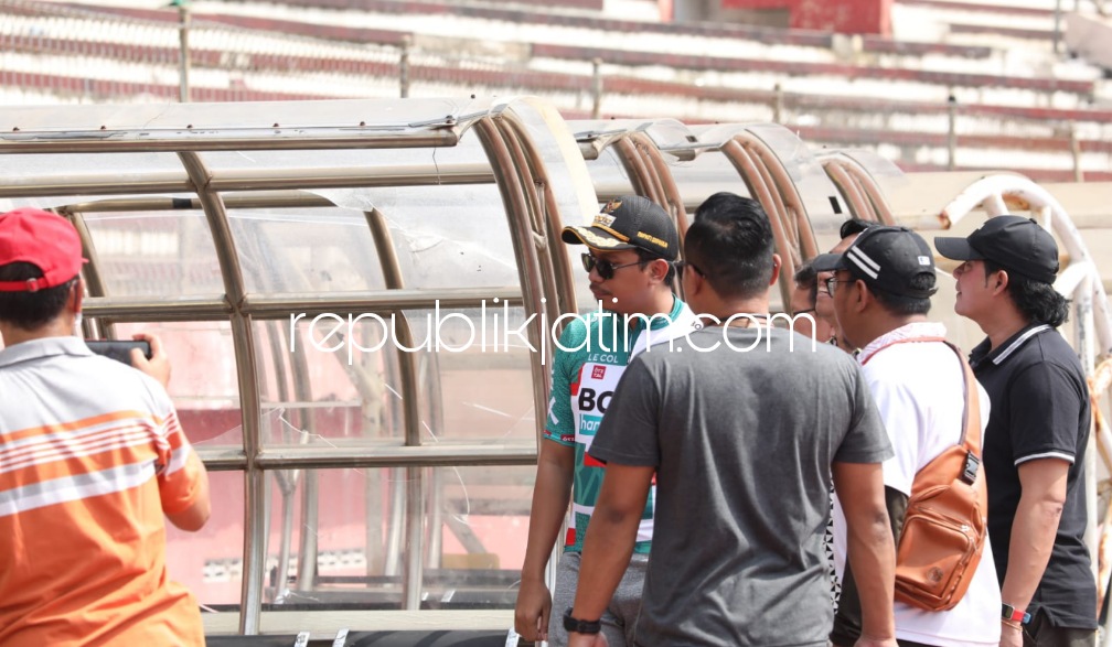 CEK - Bupati Sidoarjo mengecek kerusakan yang ada di dalam Stadion Gelora Delta Sidoarjo usia laga Persebaya Surabaya melawan Rans FC yang berbuntut kericuhan dan kerusakan sarana serta prasarana stadion itu, Jumat (16/09/2022).
