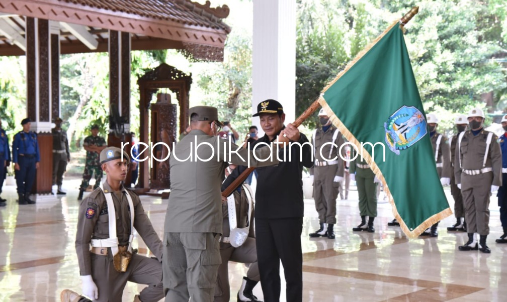 PATAKA - Kedatangan bendera pataka yang dibawa personil Satpol PP Kota Surabaya diterima Wakil Bupati Sidoarjo, Subandi di pendopo Delta Wibawa, Jumat (16/09/2022).