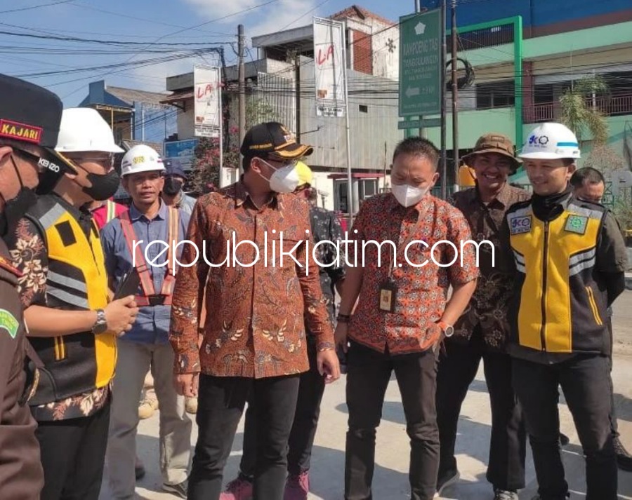 SIDAK - Bupati Sidoarjo, Ahmad Muhdlor Ali bersama Forkopimda Sidoarjo menggelar sidak proyek jalan beton di pertigaan Tulangan dan proyek betonisasi Kepadangan - Bulang yang baru selesai 3,60 persen kemarin.