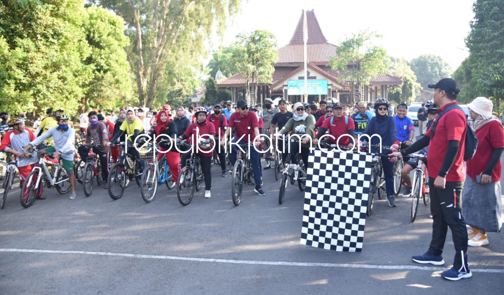 FUN BIKE - Bupati Sidoarjo Ahmad Muhdlor bersama istrinya Ny Sa'adah Budi mengikuti acara Gowes Bareng (Fun Bike) IKA Smanivda dalam rangka memperingati acara Dies Natalis 28 Smanivda dari Pendopo Delta Wibawa menuju SMAN 4 Sidoarjo, Minggu (18/09/2022).