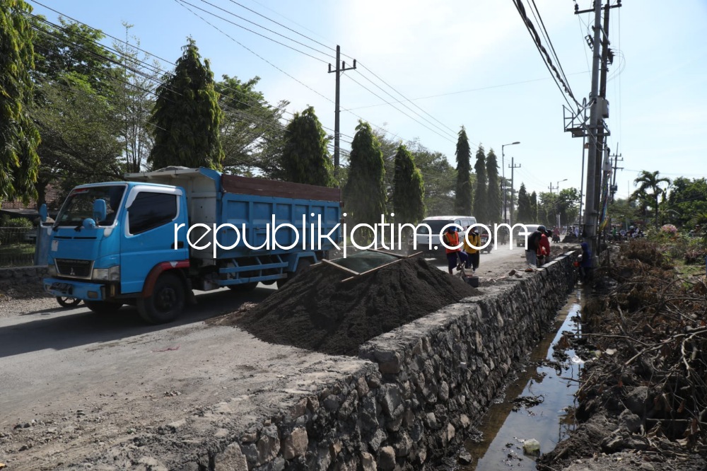 DIBETON - Proyek betonisasi menuju delapan desa di kawasan kampung nelayan, Kecamatan Sedati, Sidoarjo mulai dikerjakan dan ditargetkan selesai akhir Tahun 2022 mendatang, Senin (19/09/2022). 