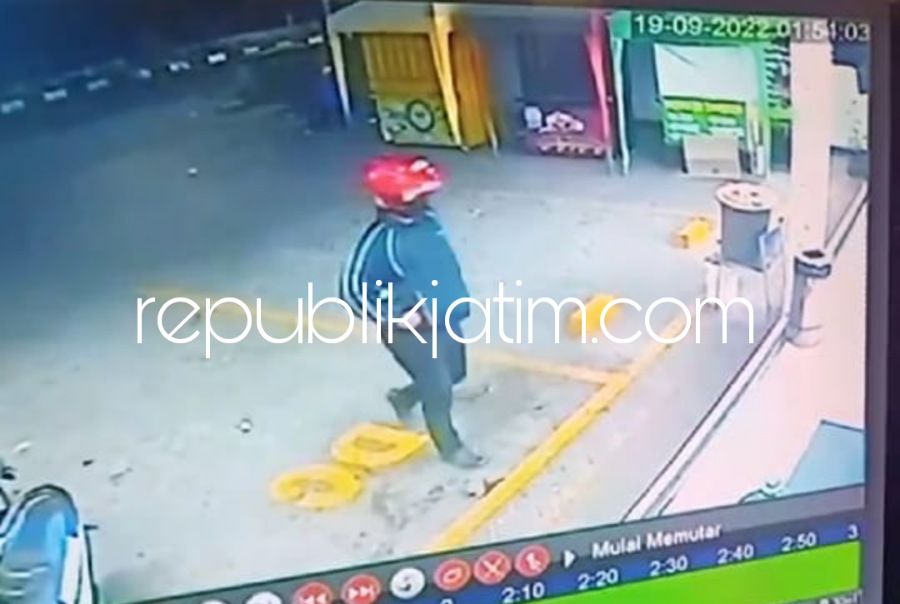 RAMPOK - Ini tampang kawanan perampok menodongkan terhadap pegawai minimarket di JL Raya Pulungan, Kecamatan Sedati, Sidoarjo, Senin (19/09/2022) dini hari.