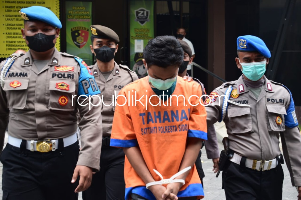 DIGELANDANG - Tersangka penganiayaan santri MTF (17) asal Sulawesi Selatan hingga meninggal dunia yakni MM (18) asal Yogyakarta digelandang petugas Polresta Sidoarjo untuk mempertanggungjawabkan perbuatannya, Selasa (20/09/2022).