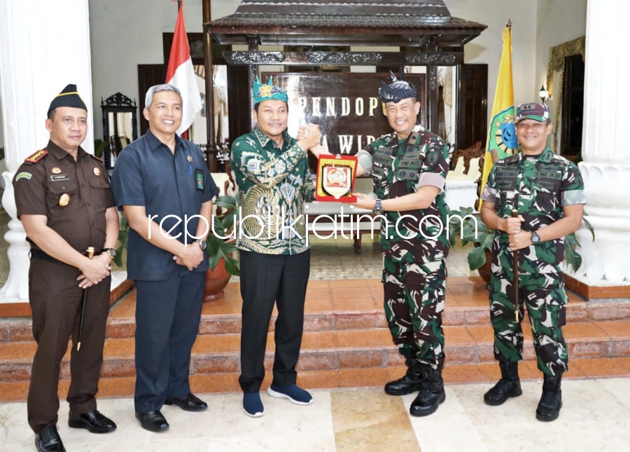 KUNJUNGAN - Wabup Sidoarjo Subandi didampingi Forkopimda Sidoarjo menerima kunjungan Komandan Korem (Danrem) 084/Bhaskara Jaya Brigjen TNI Terry Tresna Purnama beserta jajaran di Pendopo Delta Wibawa Sidoarjo, Selasa (20/09/2022).
