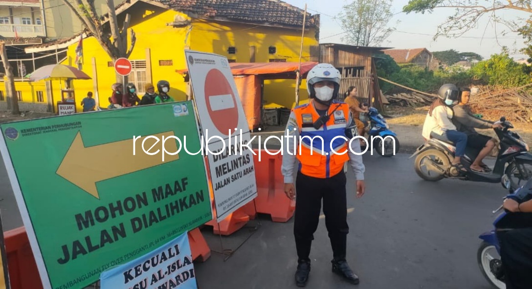 DALIHKAN - Proyek pembangunan Flyover JPL 64 Krian sudah mulai dikerjakan dan rekayasa arus lalu lintas JL Raya Kyai Mojo dan JL M Yamin yang menjadi titik lokasi pembangunan tengah diatur Dinas Perhubungan (Dishub) Pemkab Sidoarjo, Rabu (21/09/2022).