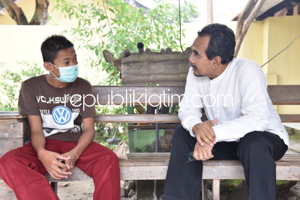 CEK - Kepala Dinsos Pemkab Sidoarjo, Ahmad Misbahul Munir rutin mengecek UPT Rehabilitasi Sosial (Rehsos) di bawah Dinsos menerapkan berbagai kegiatan rutin untuk melatih daya ingat dan menjaga kesehatan puluhan warga binaan, Rabu (21/09/2022).