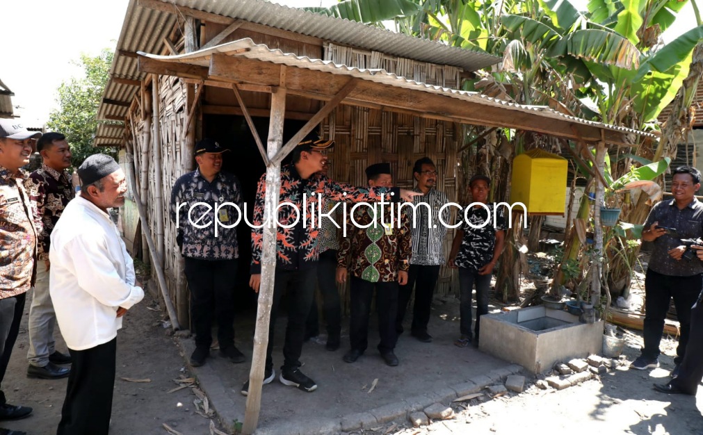 CEK - Bupati Sidoarjo Ahmad Muhdlor Ali mengecek kondisi rumah Satukin (45) warga Dusun Suwaluh, Desa Jatikalang, Kecamatan Prambon salah satu penerima bantuan rehab rumah, Kamis (22/09/2022).