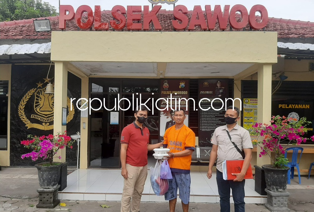 PENCURIAN - Tersangka Muhammad Adi Putra (30) warga Jember ini berhasil diamankan petugas Polsek Sawoo setelah melakukan pencurian di wilayah Sawoo dengan menyaruh sebegai petugas PLN, Kamis (22/09/2022). 
