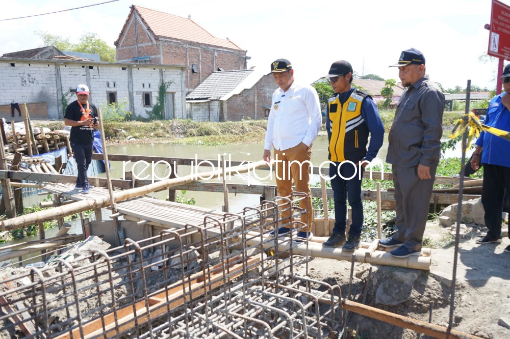SIDAK - Wabup Sidoarjo Subandi menggelar sidak proyek jembatan penghubung Desa Kraton, Kecamatan Krian dan Desa Kemangsen, Kecamatan Balongbendo senilai Rp 2,2 miliar yang progres pekerjaannya lamban, Kamis (22/09/2022).