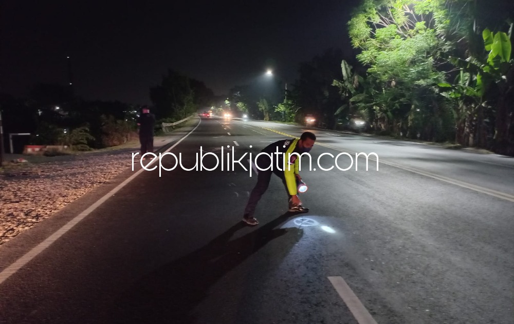 OLAH TKP - Anggota Unit Laka, Satuan Lantas, Polresta Sidoarjo saat olah TKP di JL Raya Surabaya - Mojokerto, Desa Wonokupang, Kecamatan Balongbendo, Sidoarjo, Kamis (22/09/2022) malam.
