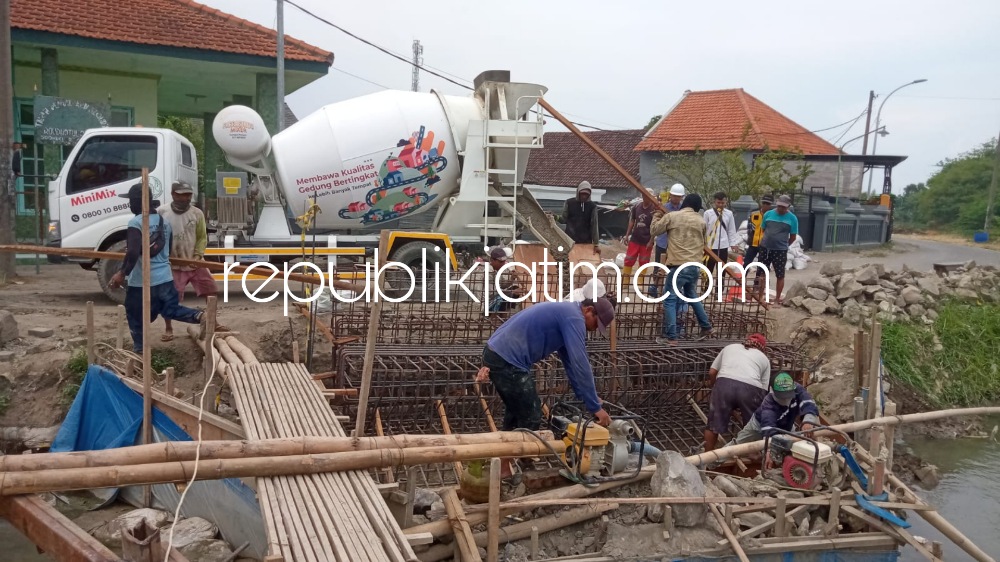 COR - Sejumlah pegawai pelaksana proyek pembangunan jembatan penghubung Desa Kraton, Kecamatan Krian dan Desa Kemangsen, Kecamatan Balongbendo mulai mengecor jembatan dan mendatangkan seluruh bahan dan peralatan, Jumat (23/09/2022).